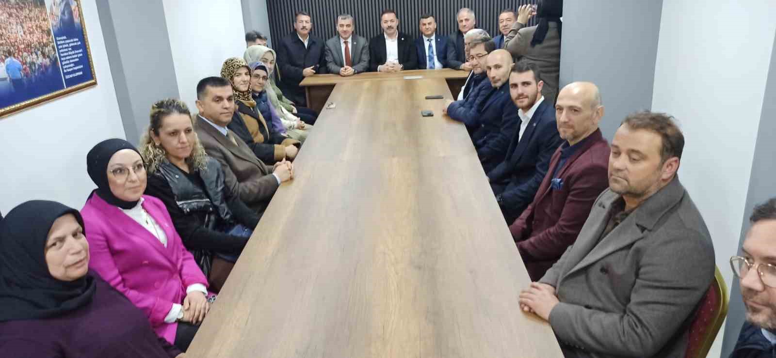 AK Parti heyetinden ilçe başkanlığına ziyaret
