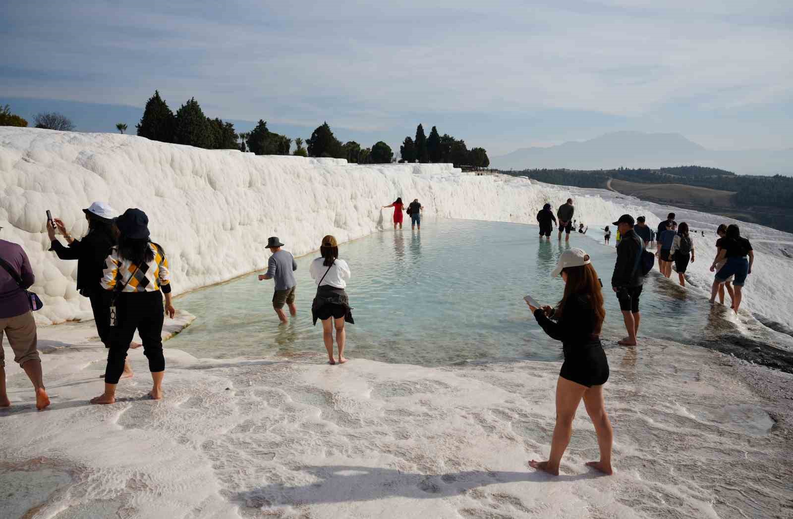 Beyaz cennet Pamukkale, Asya ülkelerinden gelen turistlerin yoğun ilgisini çekiyor