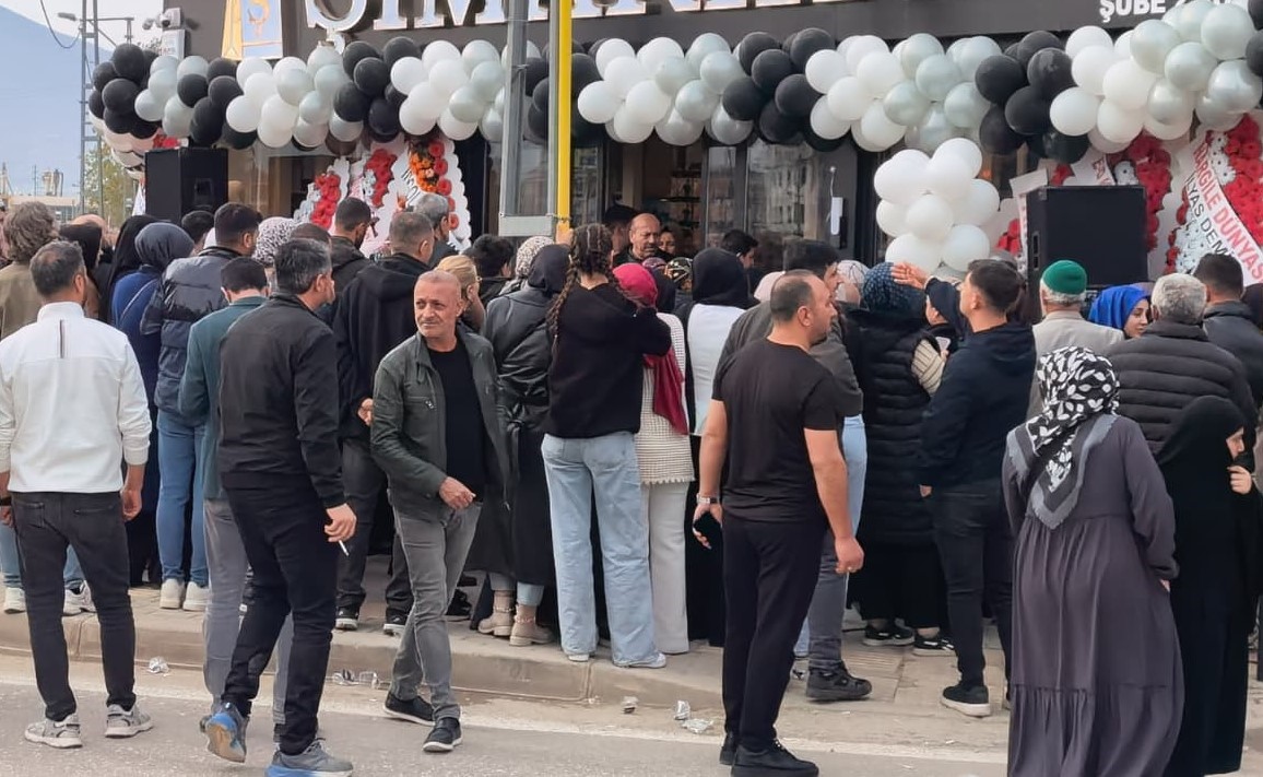 10 liraya ayakkabı, çanta, kıyafet satıldığını duyan koştu
