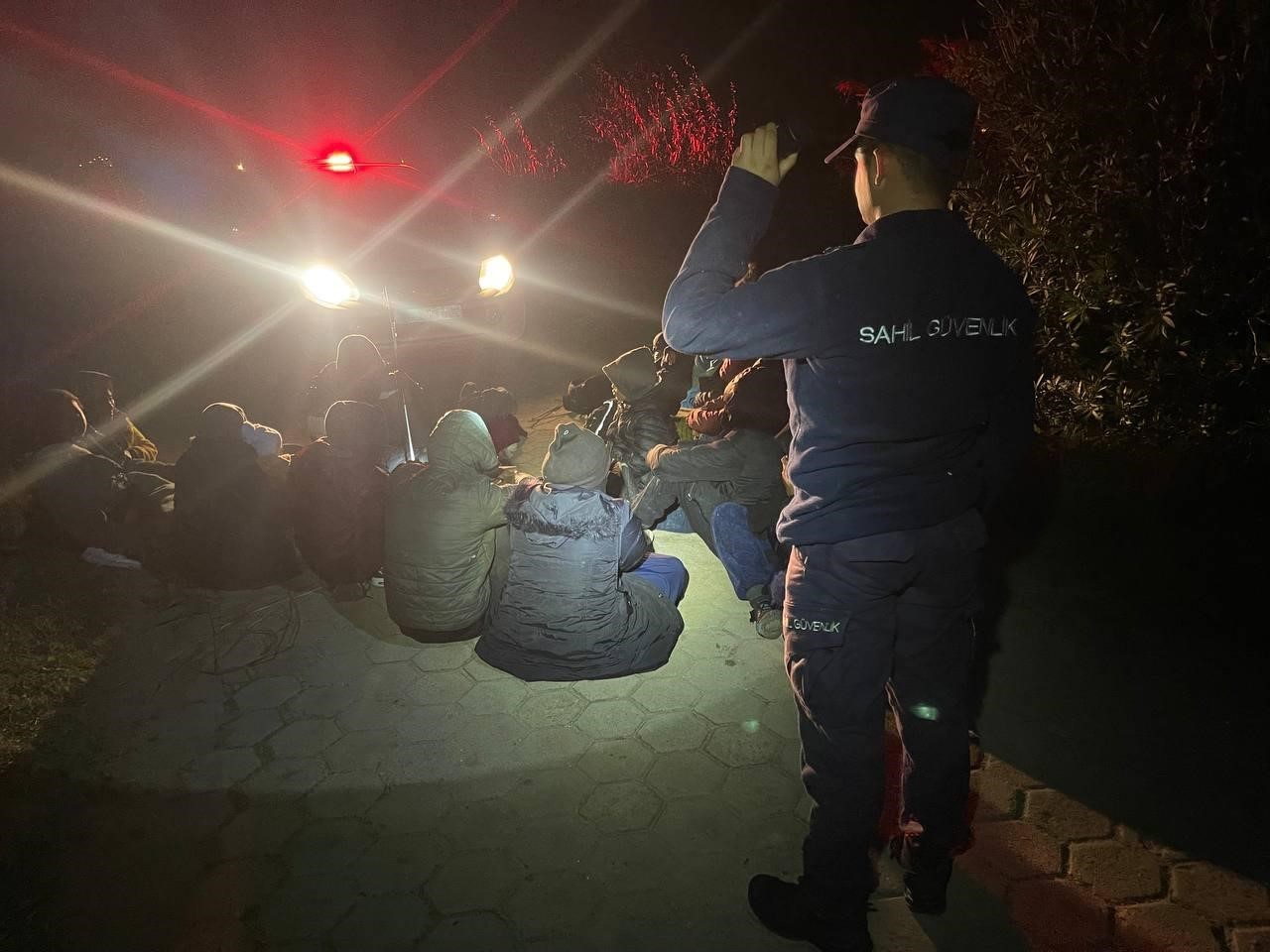 İzmir açıklarında 18 düzensiz göçmen yakalandı, 25 göçmen kurtarıldı
