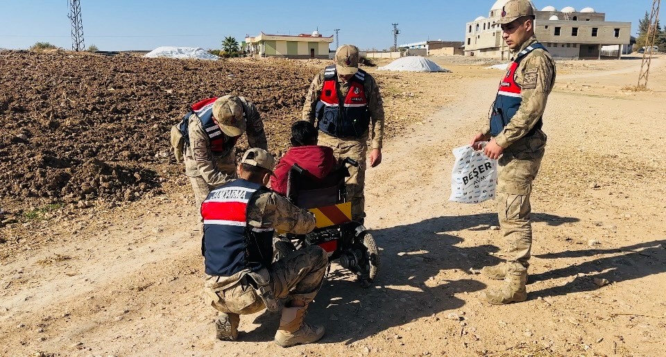 Jandarma engelli gencin reflektör talebini yerine getirdi