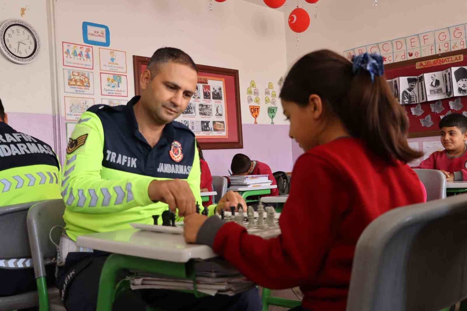 Kilis’te öğrencilere ‘Mobil Trafik Aracı’ ile trafik eğitimi verildi
