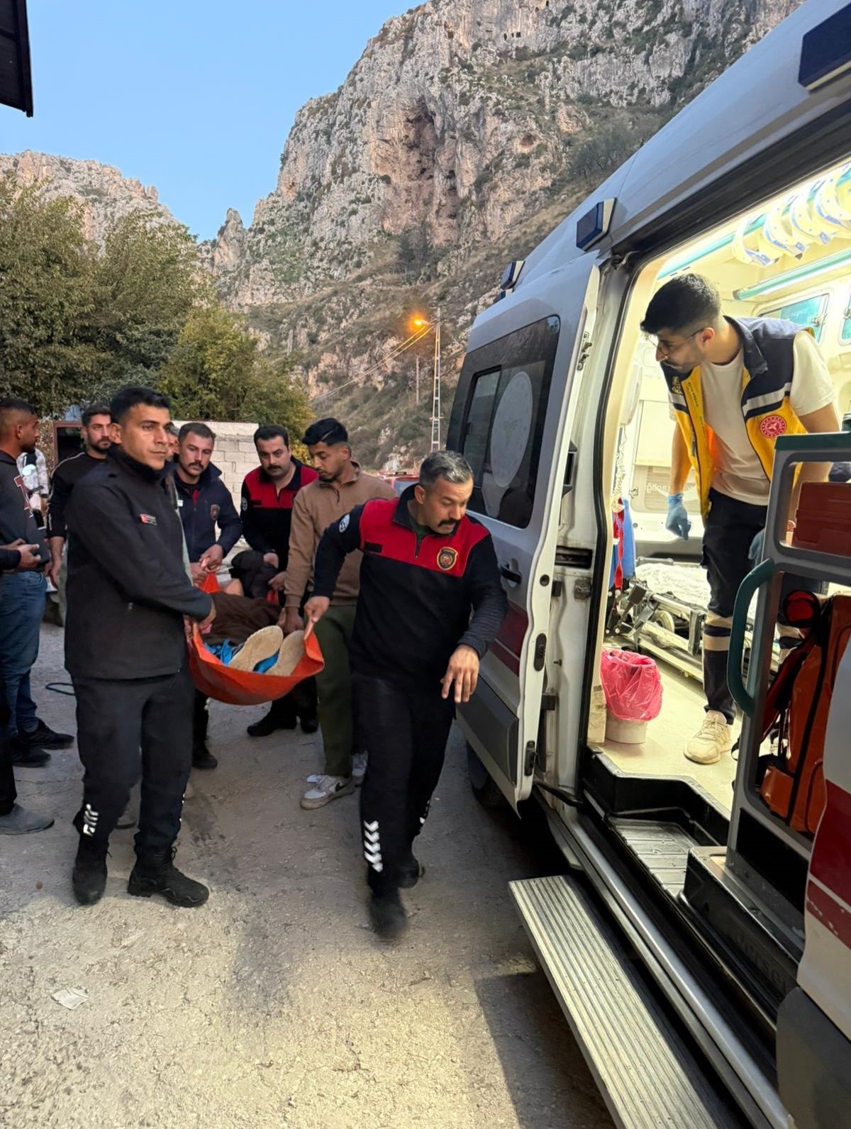 Yürüyüş esnasında kayalıklardan düşen şahıs yaralandı