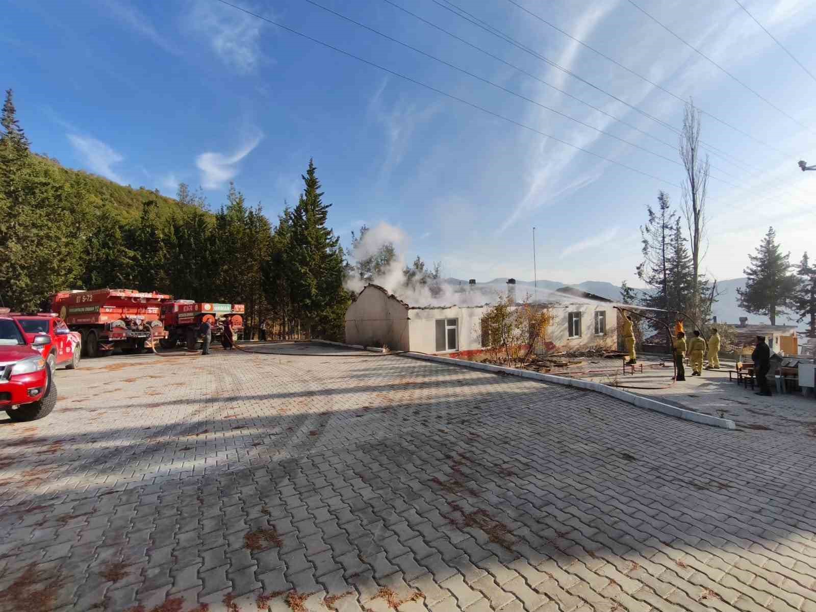 Antalya’da ormanlık alanda çıkan yangında eski okulun çatısı yandı
