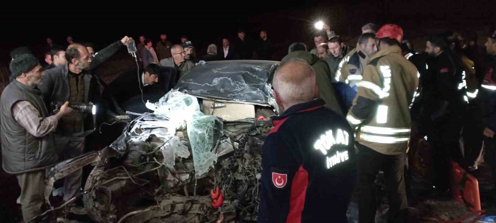 Tırın dorsesine çarpan otomobil hurda yığınına döndü: Sıkışan sürücü güçlükle kurtarıldı
