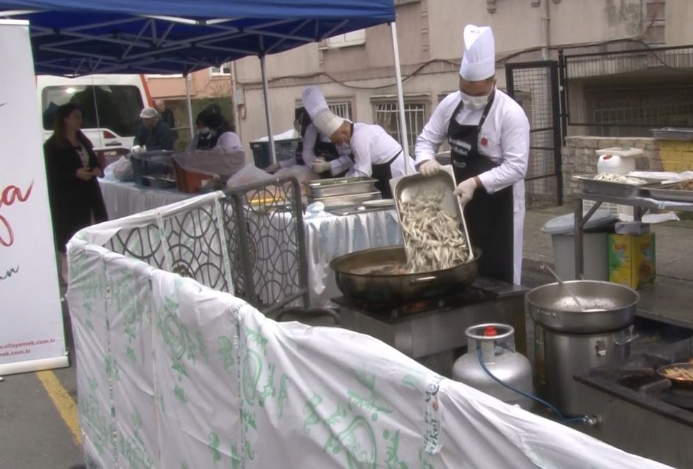 Eyüpsultan’da düzenlenen Hamsi Festivali’nde İhlas Vakfı’na ödül