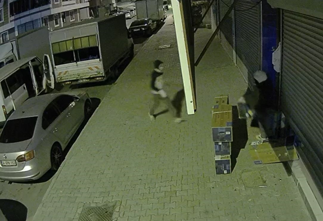 Başakşehir’de klima hırsızlığı kamerada
