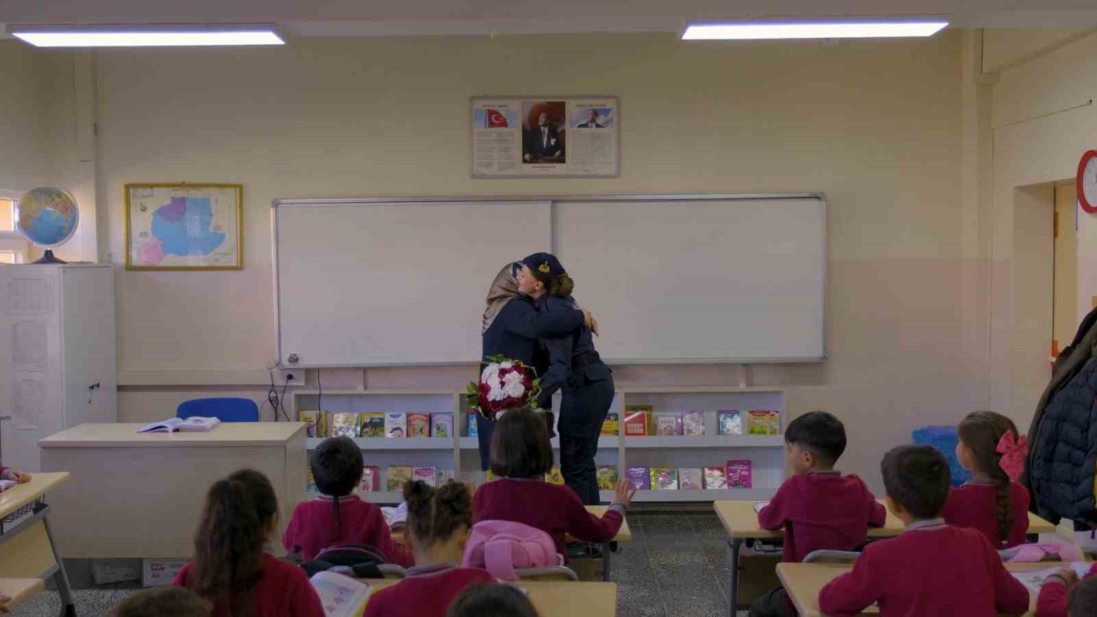 Minik Sırma büyüdü teğmen oldu: Bayburt jandarmadan duygulandıran ’Öğretmenler Günü’ mesajı
