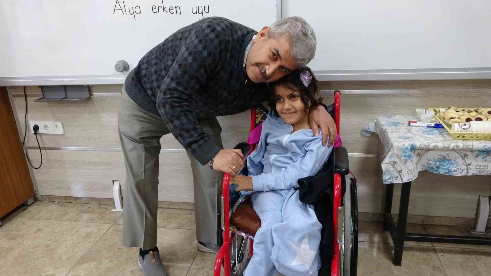 Depremin yaralarını öğrencileriyle sardı
