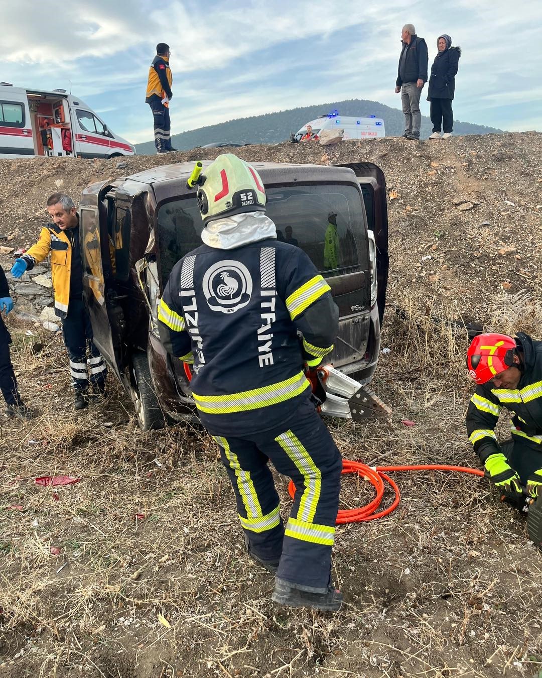 Yoldan çıkan otomobil tarlaya uçtu; 2 yaralı
