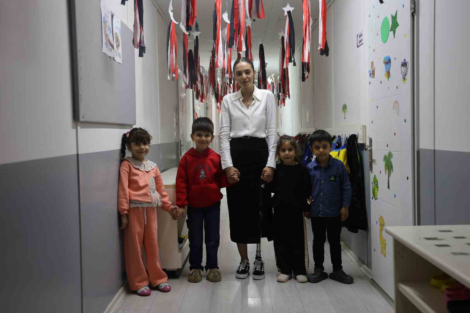 Enkazdan 46. saatte kurtarılan genç öğretmen, protez bacağıyla geri döndüğü mesleğinde minik öğrencileriyle yaşama tutundu
