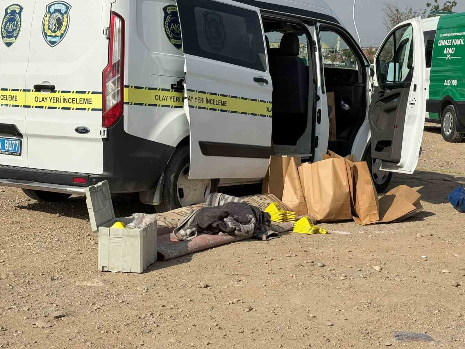 Mersin’de korkunç cinayet: Öldürüp tuzlayıp halıya sarıp çekyatla atmışlar