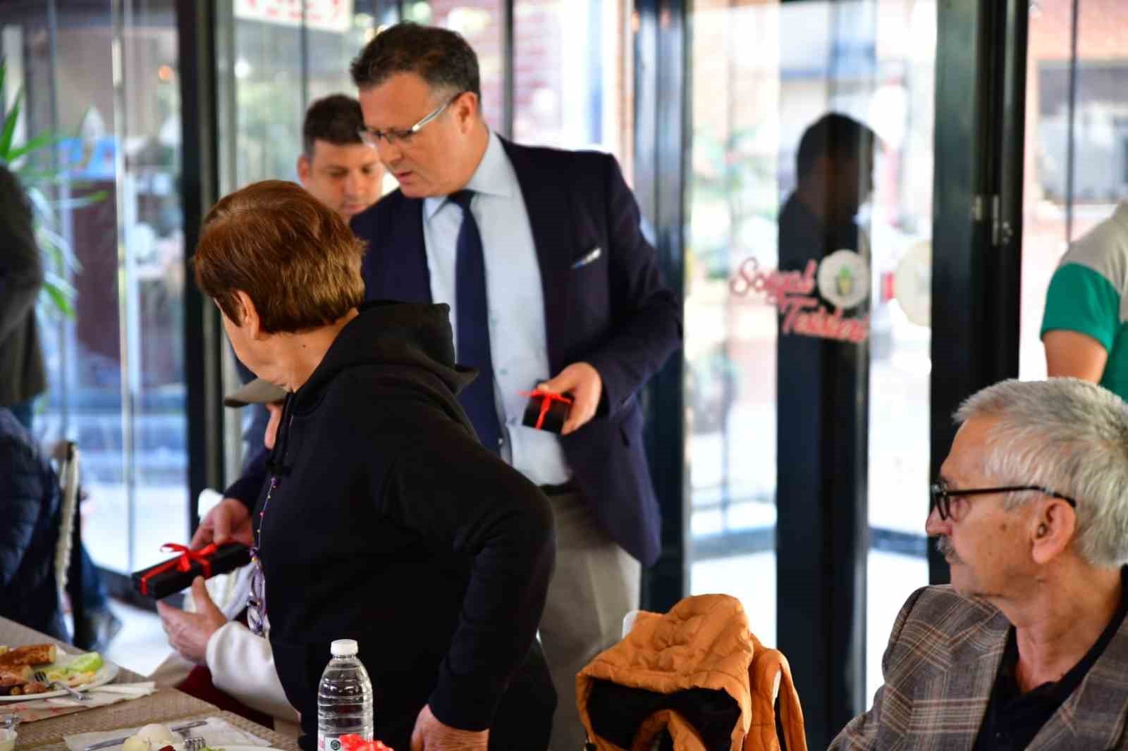 Başkan Öküzcüoğlu emekli öğretmenlerle buluştu
