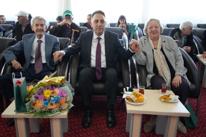 Huzurevinde öğrencilerden emekli öğretmenlere gönülleri ısıtan sürpriz: Gözyaşları sel oldu