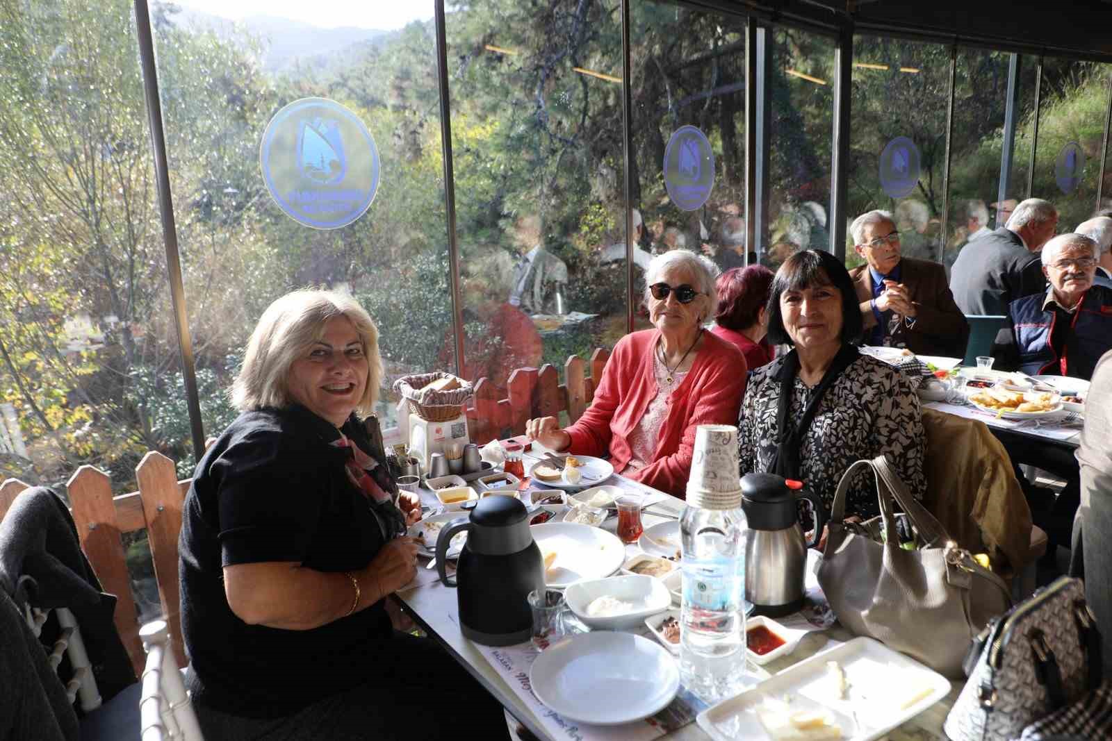 Eğitimci başkan emekli öğretmenleri konuk etti