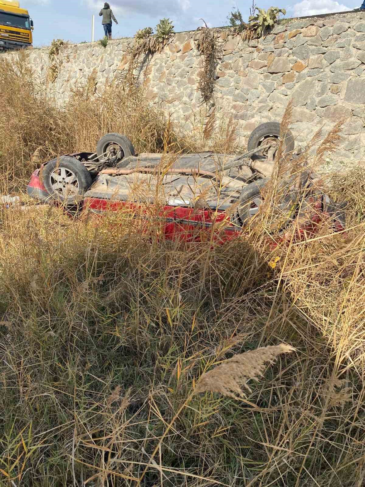 Manisa’da otomobil tarlaya uçtu: 1’i bebek 5 yaralı
