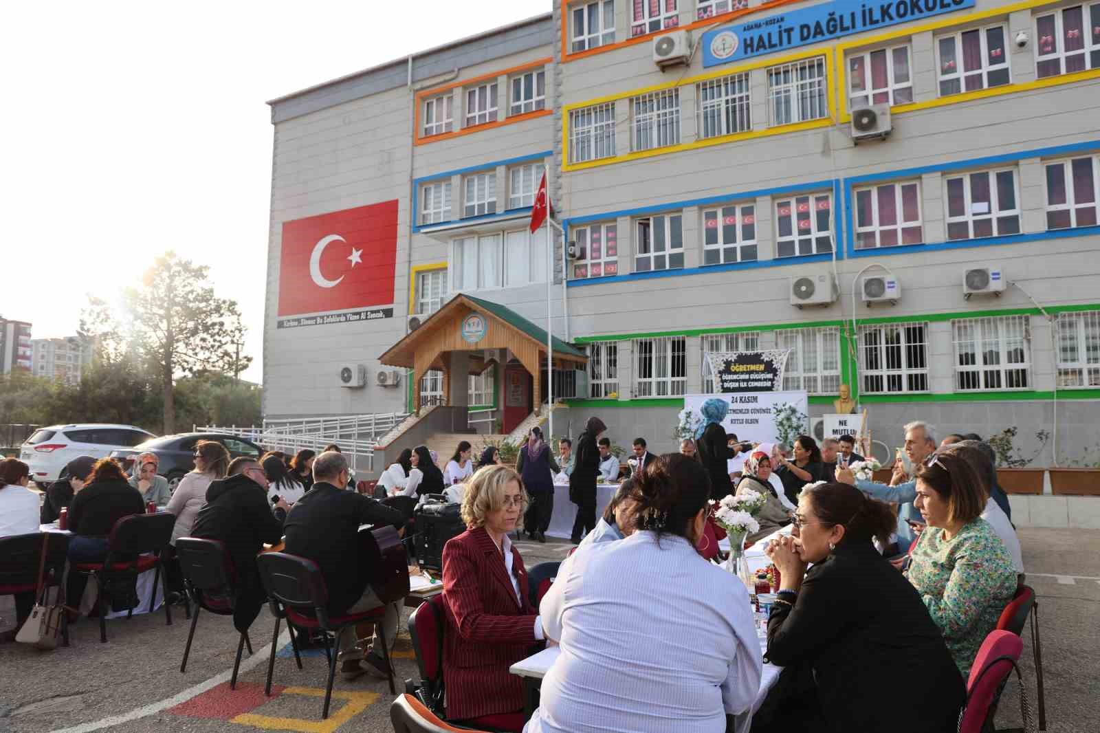 Okul bahçesinde Adana usulü öğretmenler günü kutlaması
