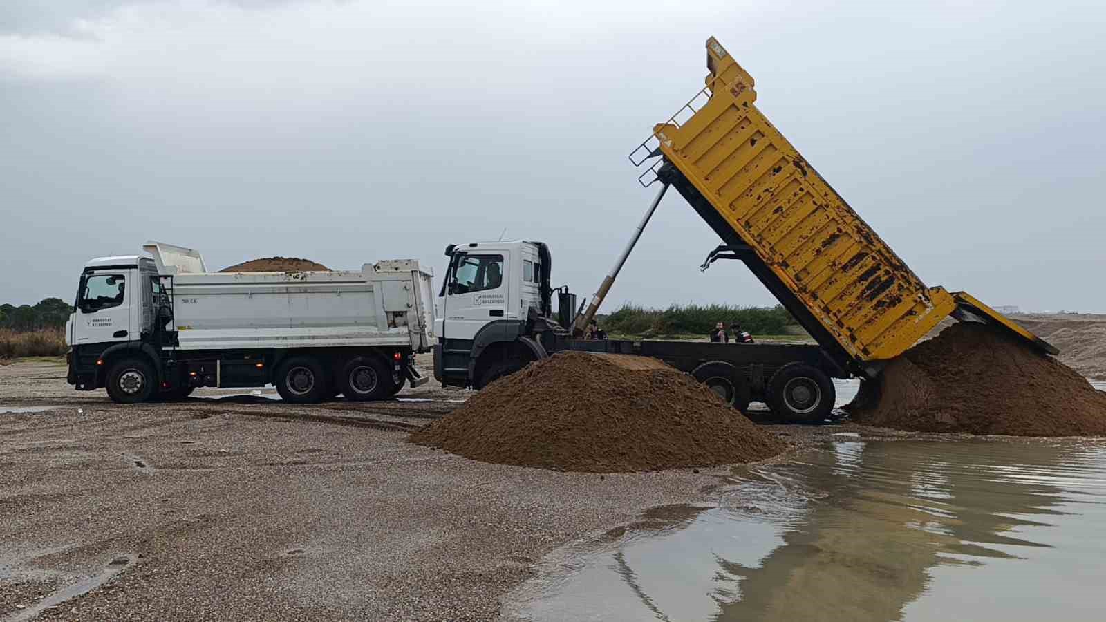 Antalya’da kumları çalıp sahilleri talan etmişlerdi: Kamyonlar dolusu plaj kumu bulundu
