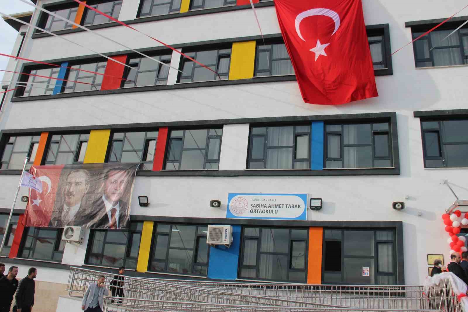 İzmir’de depremde hasar görünce yeniden yapılan 4 okulun açılışı gerçekleştirildi