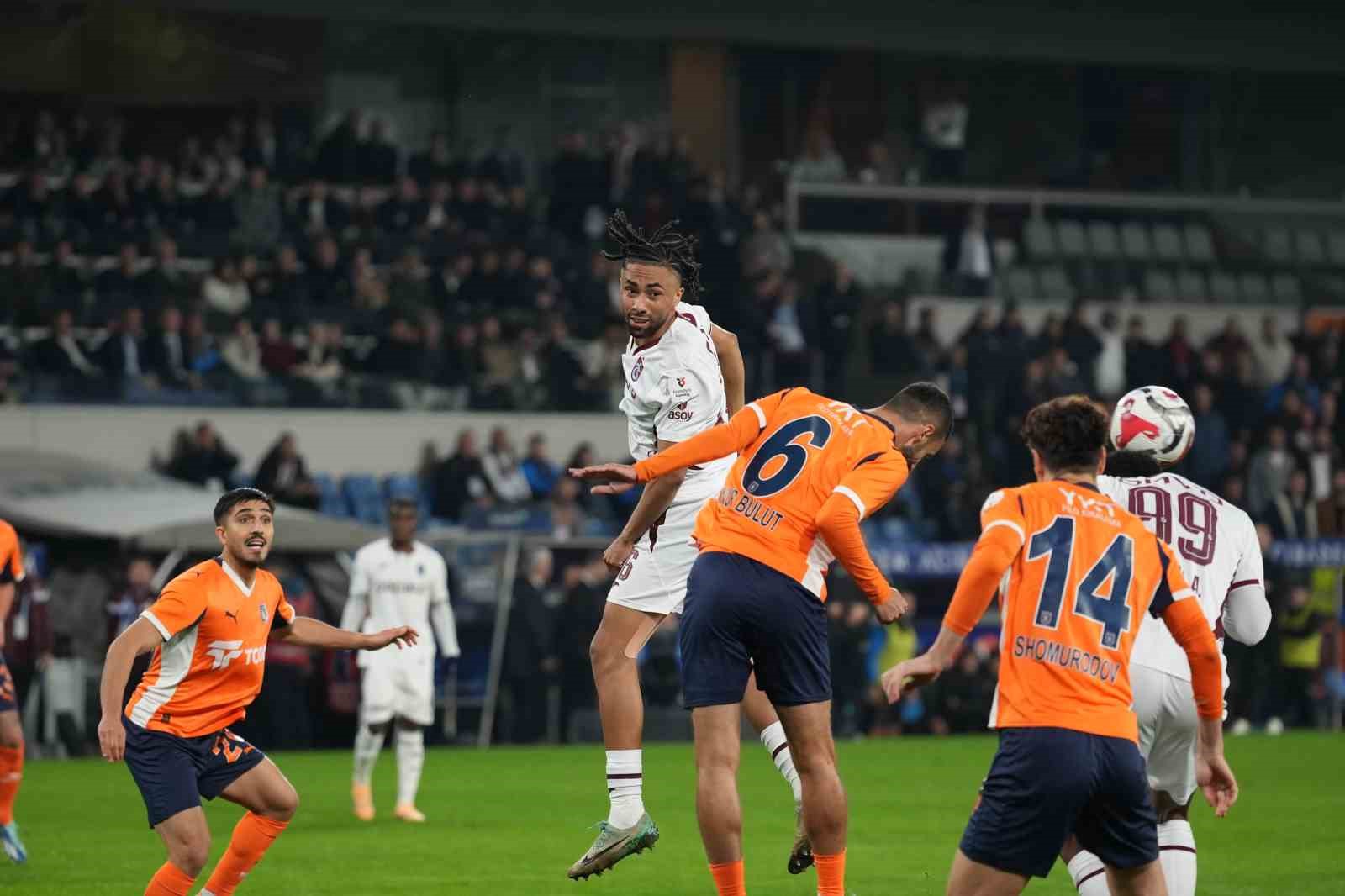 Trendyol Süper Lig: RAMS Başakşehir: 0 - Trabzonspor: 0 (Maç devam ediyor)