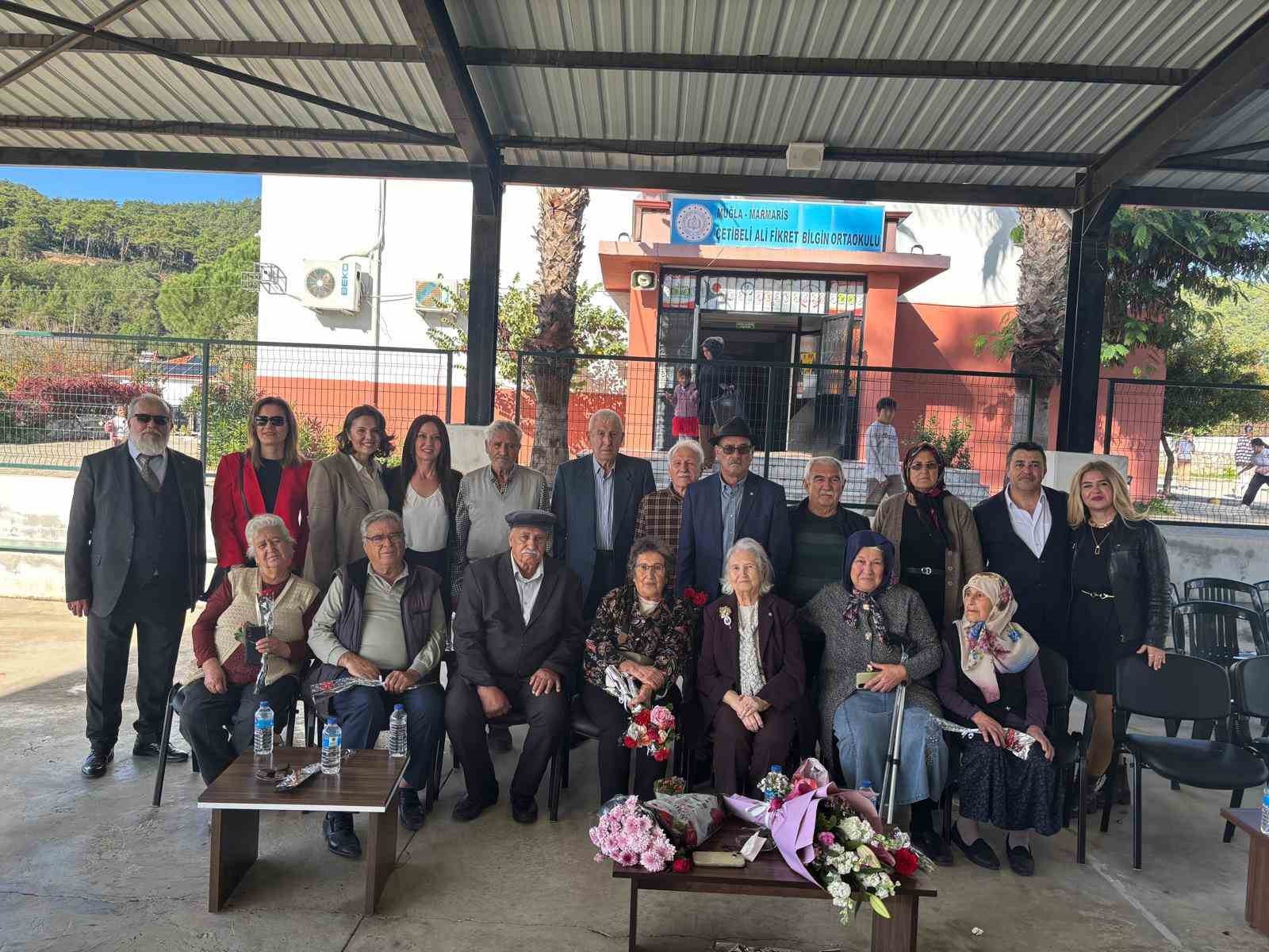 62 yıl sonra ilk öğretmenleri ile buluşup gününü kutladılar
