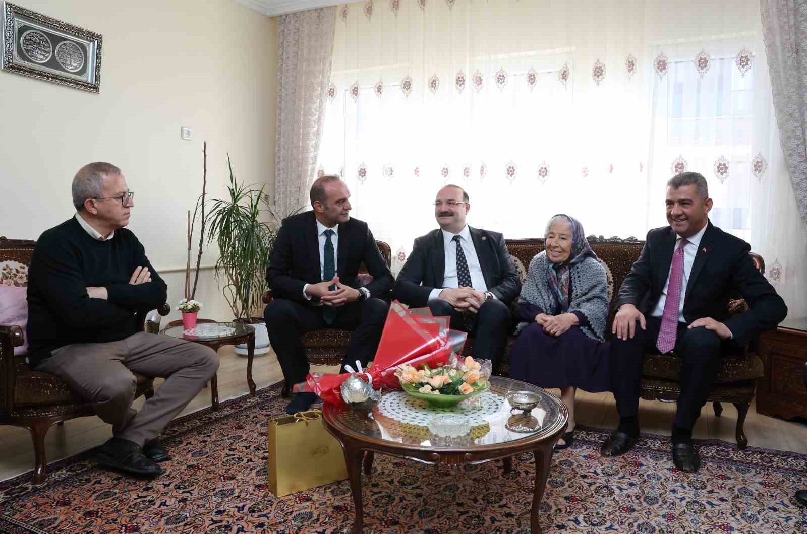 Rektör Hacımüftüoğlu’ndan anlamlı öğretmenler günü ziyareti