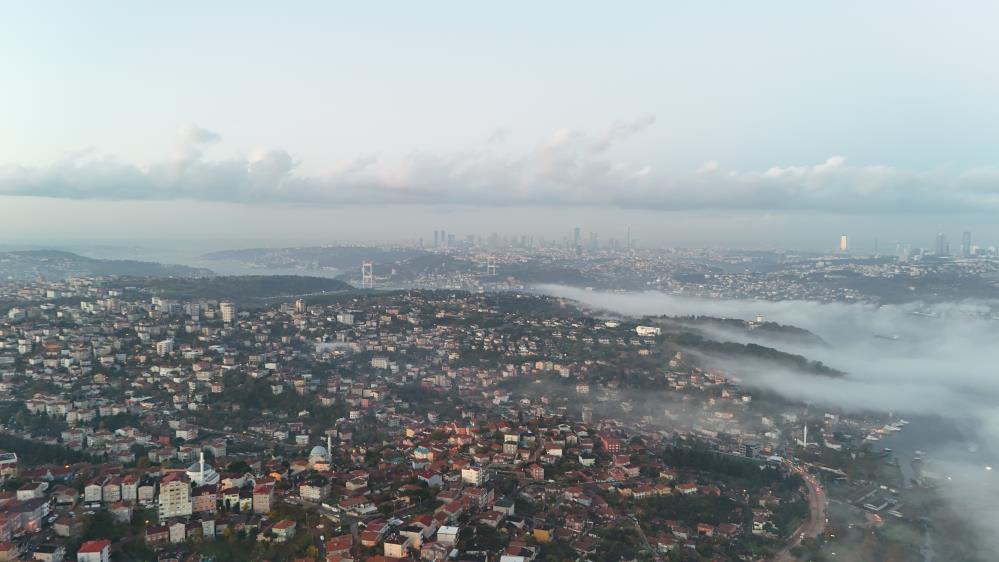 İstanbul Boğazı sisle kapandı, ortaya kartpostallık manzaralar çıktı