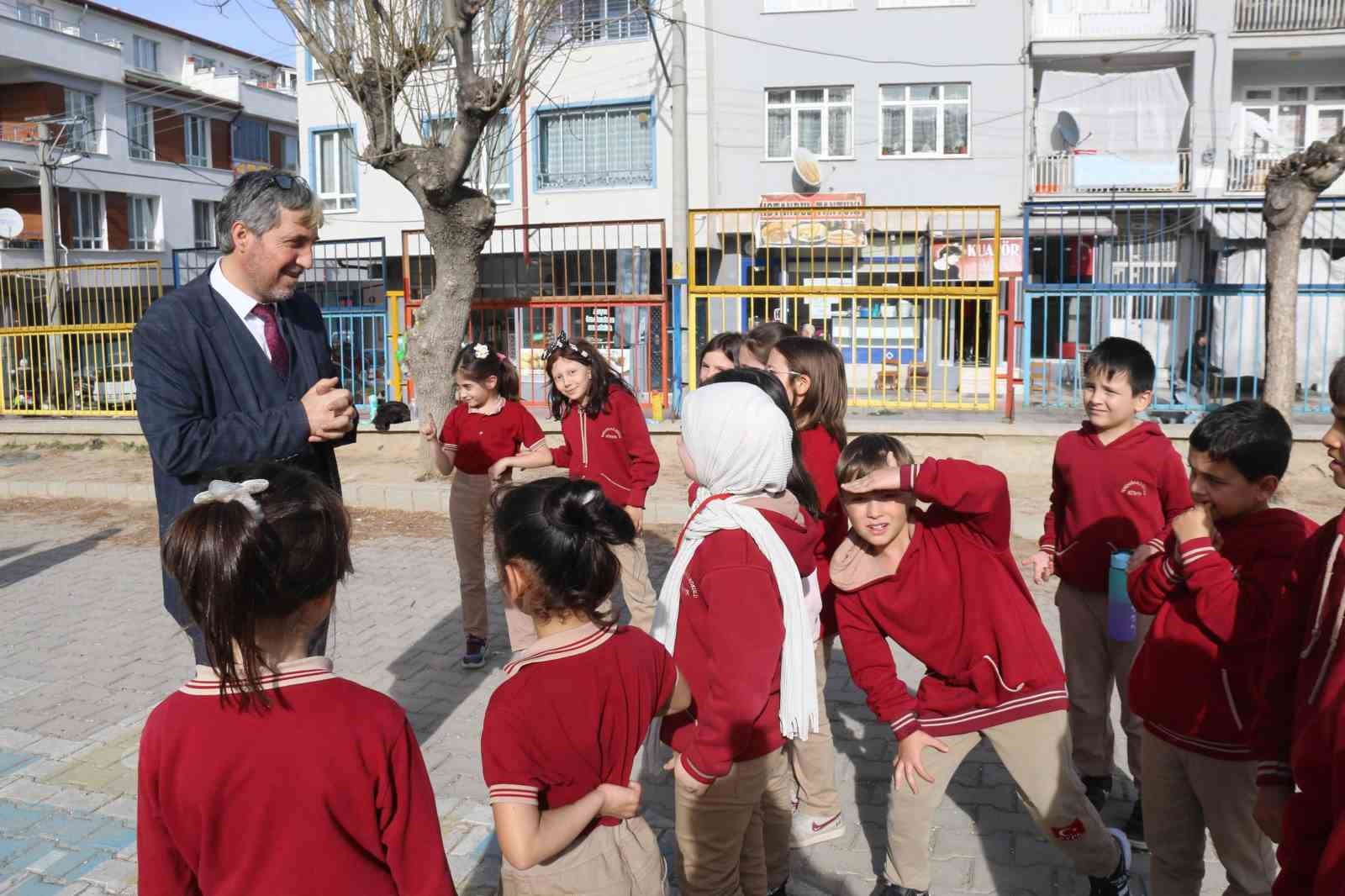Müdür Yılmaz: "Telefonla oyalandığı kadar çocuğuna ilgi göstermeyen velilerimiz var"
