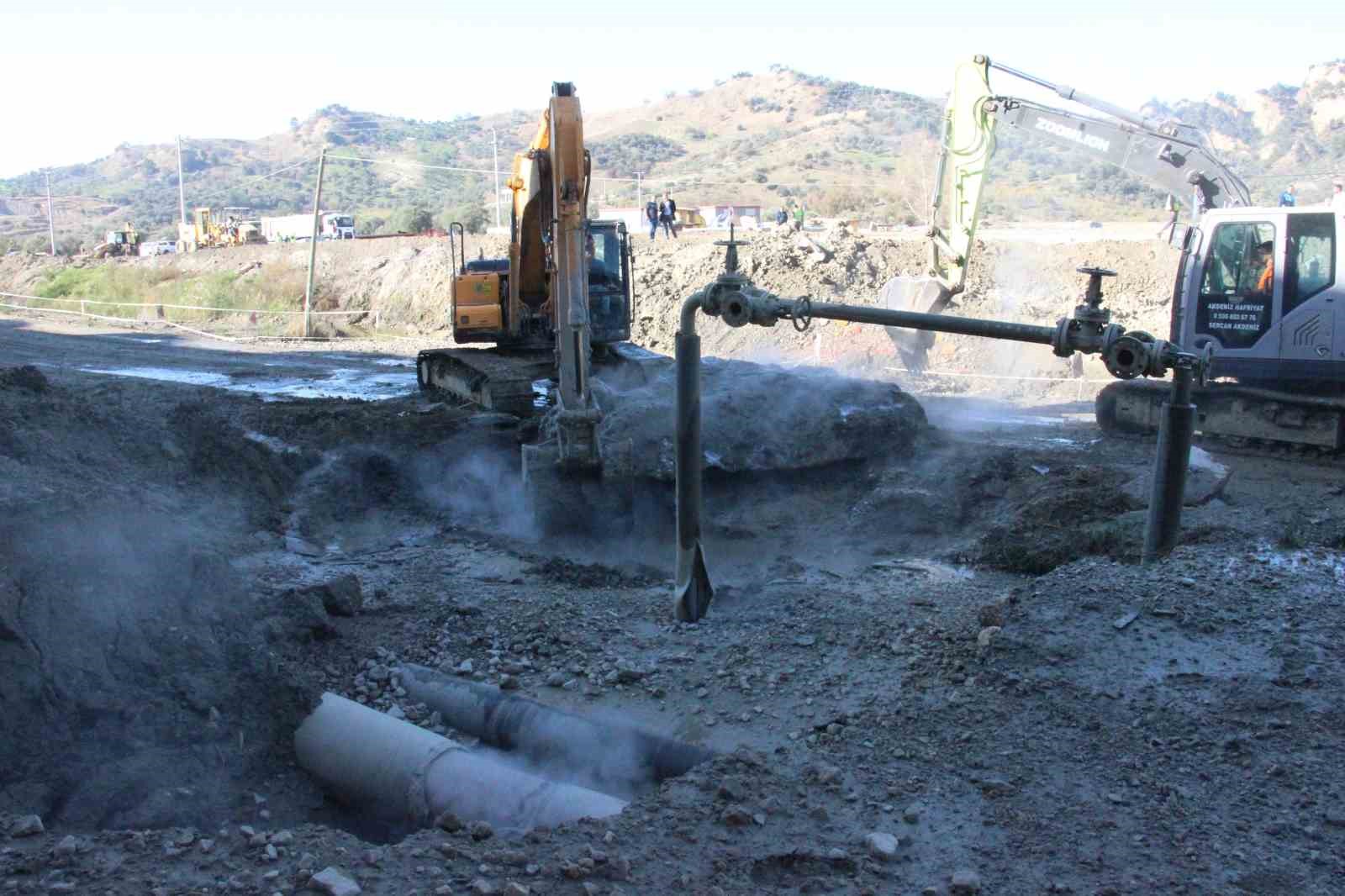 Aydın’da jeotermal akışkan iletim hattı patladı: 170 derecelik su çevreye yayıldı