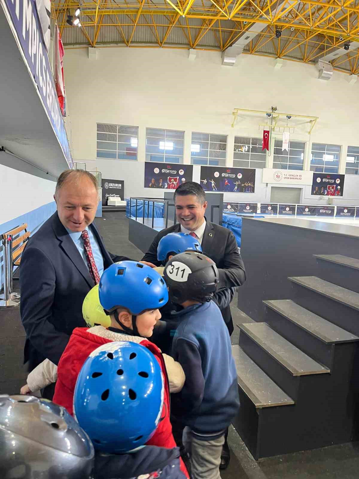 Geleceğin buz hokeycileri ilk adımlarını attı