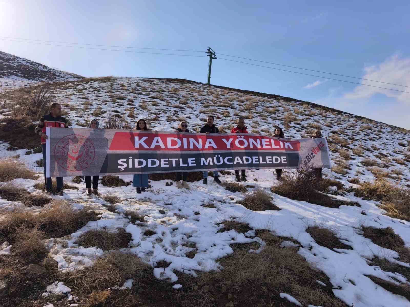 Elazığ’ın 2 bin 347 metrelik Hazarbaba zirvesinden şiddete karşı uyarı mesajı
