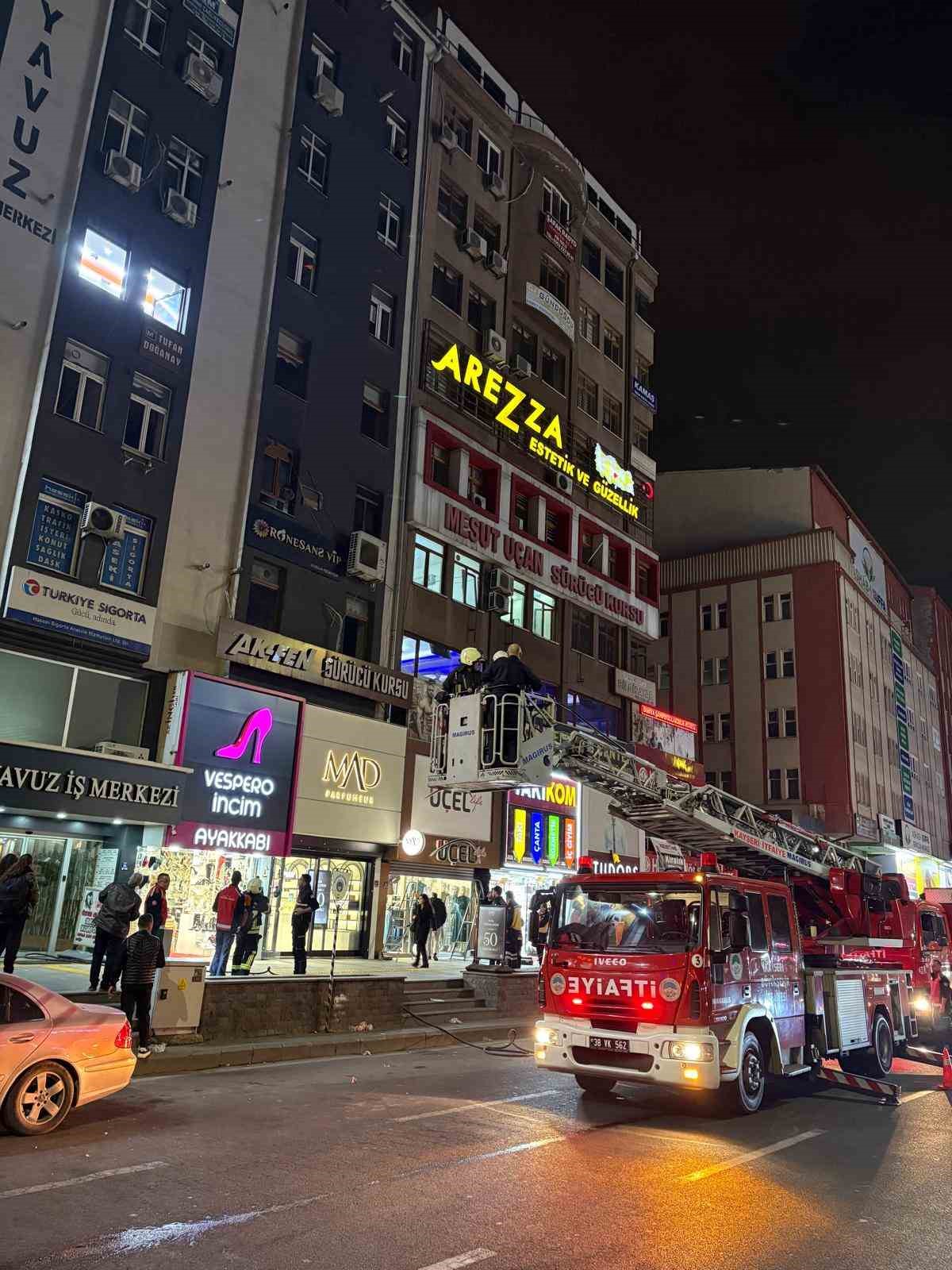Kayseri’de iş merkezinde çıkan yangın söndürüldü