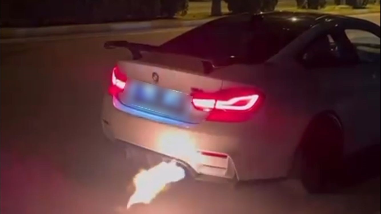 Drift atıp egzozdan ateş çıkardı: O sürünün ehliyeti iptal edilip 55 bin TL ceza kesildi
