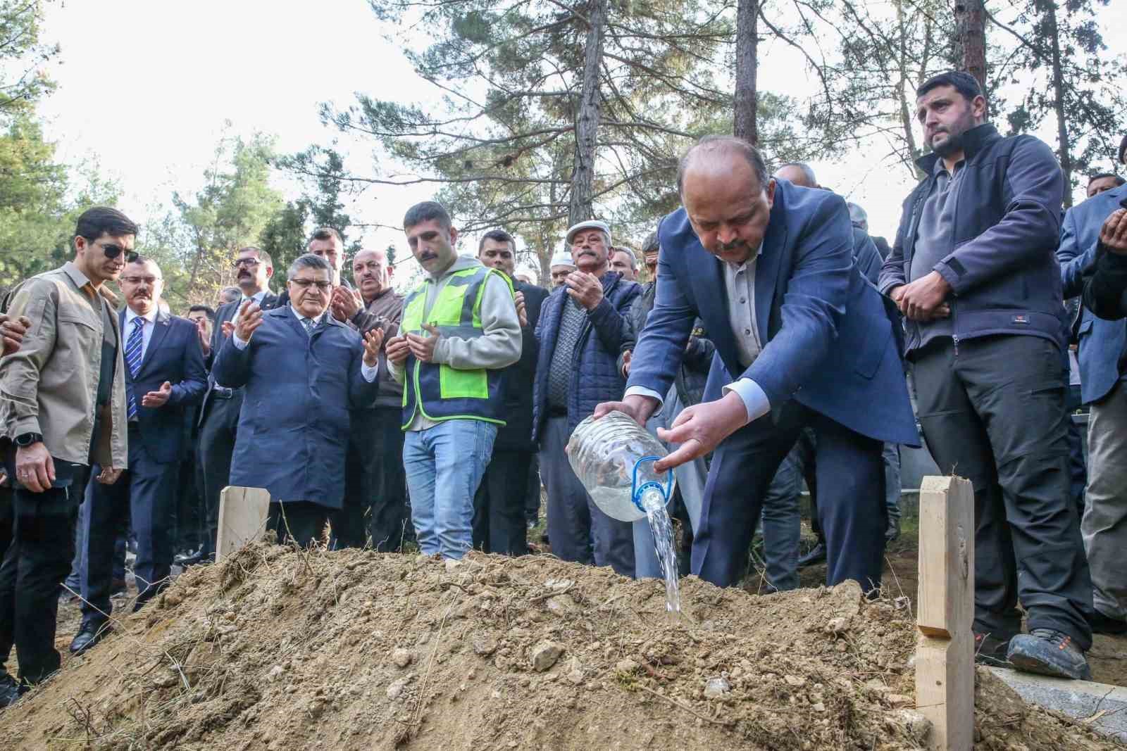 Vali Meftun Dallı’nın annesi toprağa verildi
