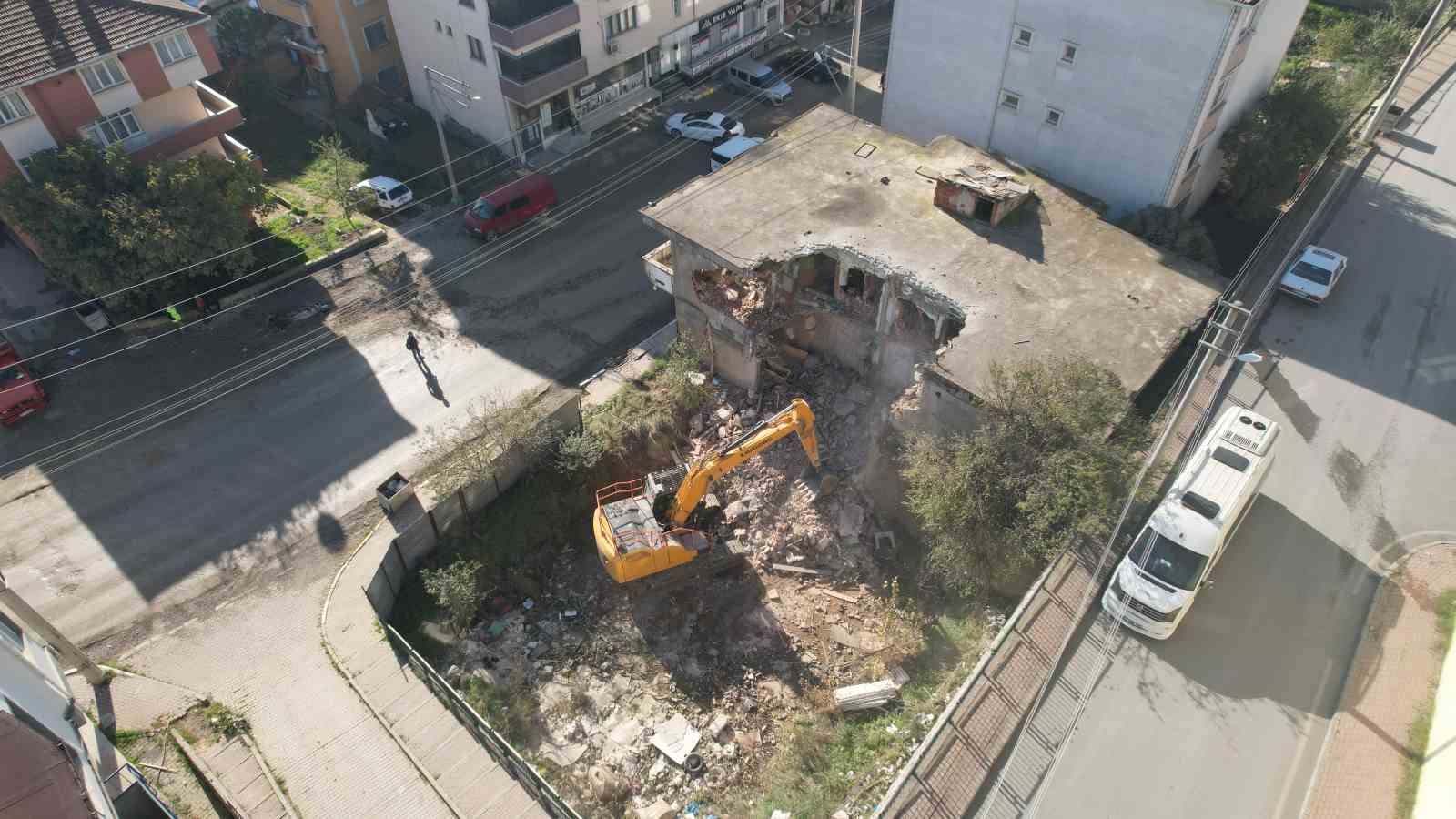 Çayırova’da metruk bina yıkıldı
