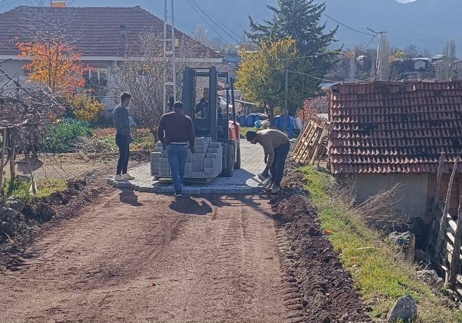 Çameli’nde kilit parke taşı döşeme çalışmaları aralıksız devam ediyor
