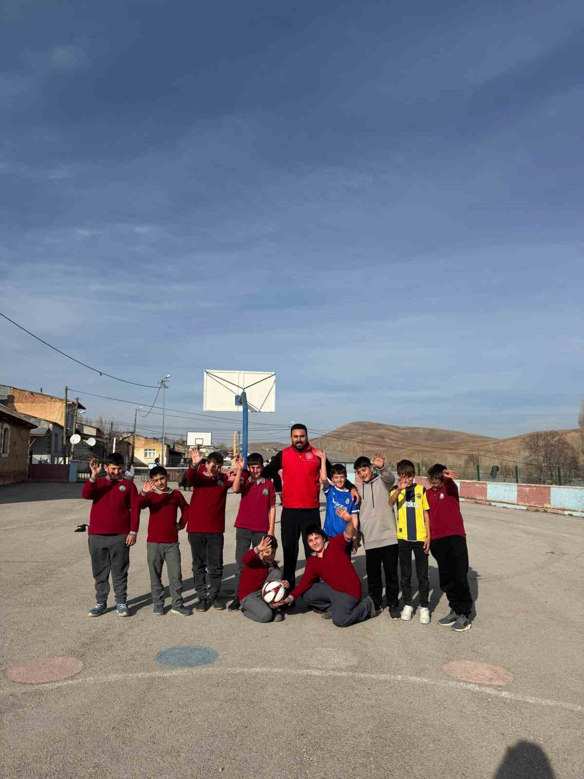 Bayburt Gençlik Merkezi Kırkpınar köyünde öğrencilerle bir araya geldi
