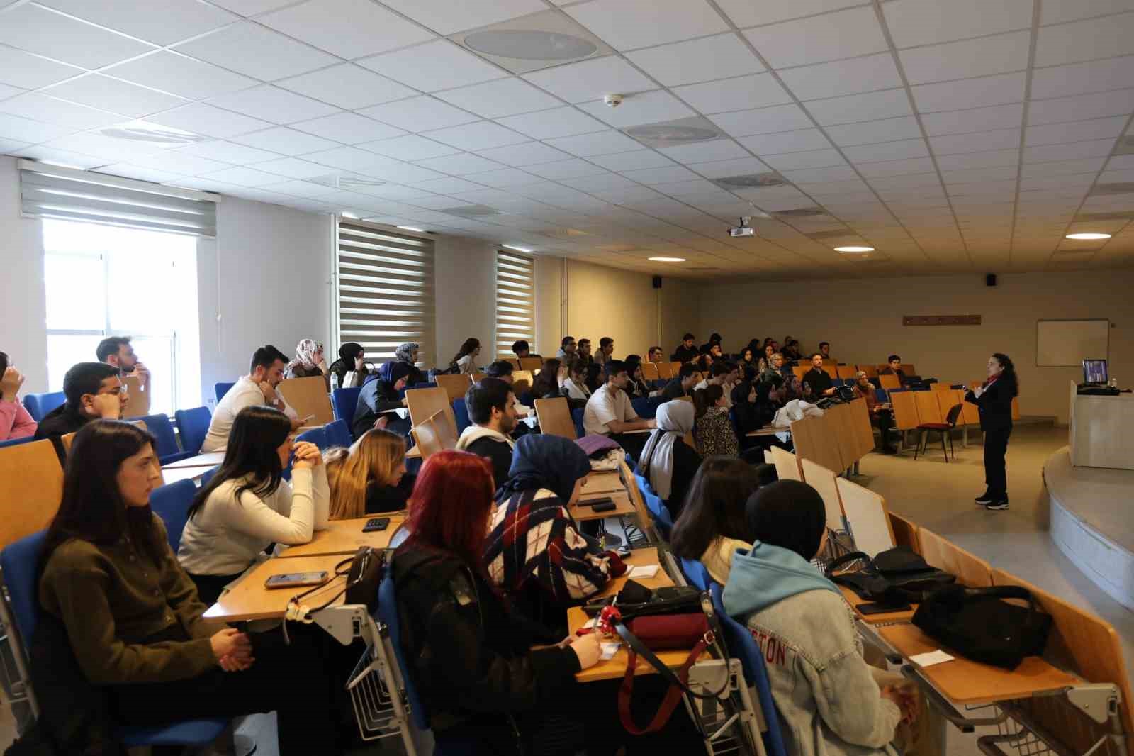 Liderliğin günümüzdeki rolü öğrencilere anlatıldı
