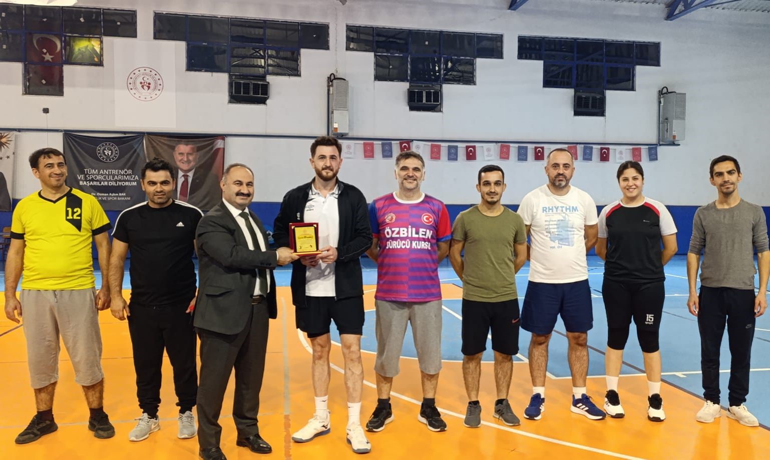 Öğretmenler dostluk maçı yaptı
