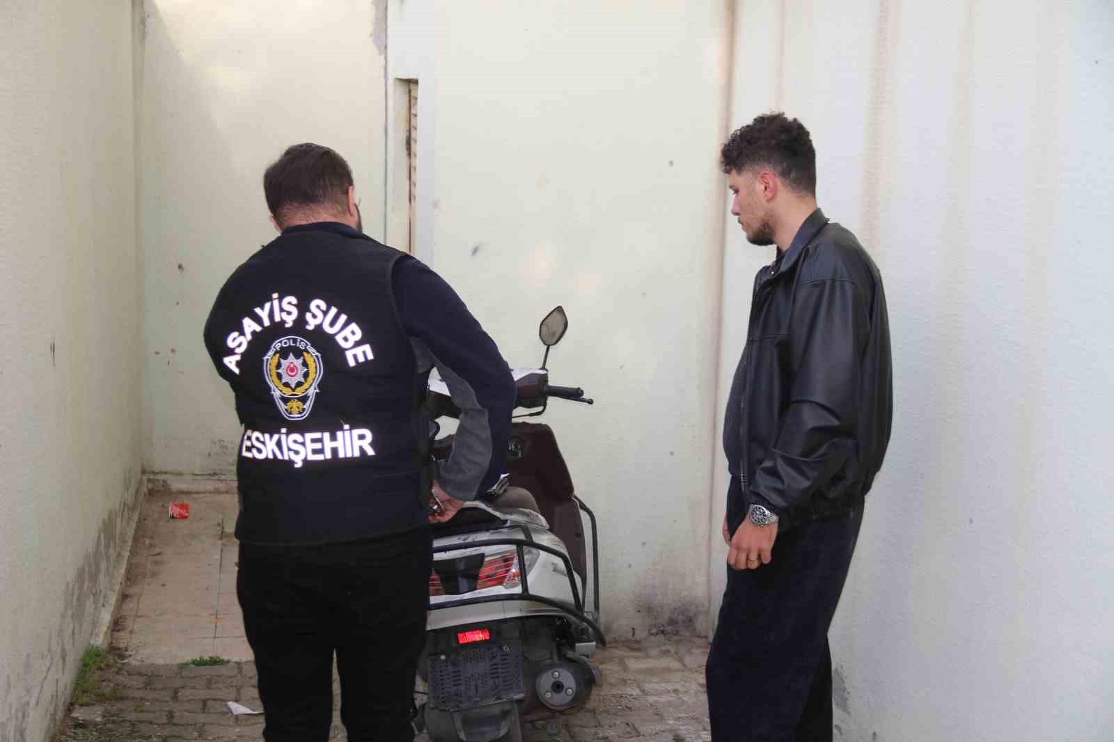 Anahtarı üzerinde bırakılan motosikletin çalınma anı kamerada
