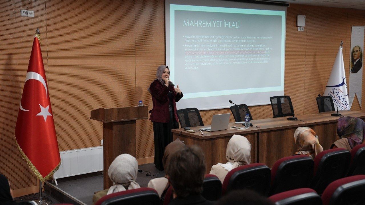 KBÜ’de dini içeriklerin sosyal medyada dönüşümü masaya yatırıldı
