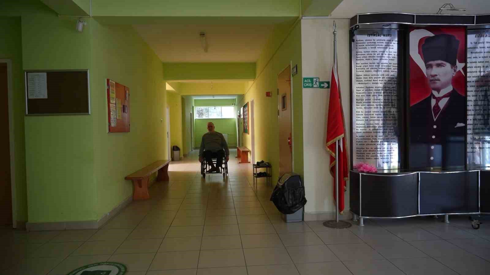 Tekerlekli sandalyeli öğretmen, özel öğrencilere rehber oluyor

