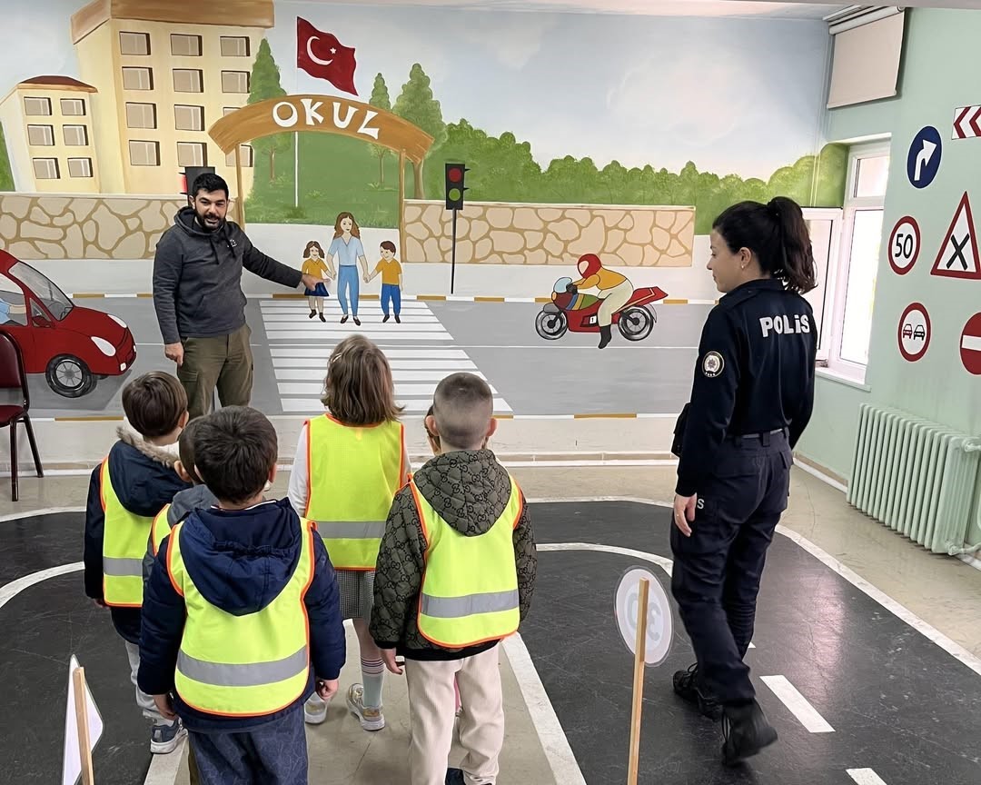 Minik öğrencilere uygulamalı trafik eğitimi
