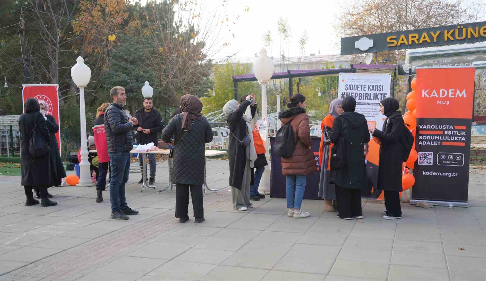 Muş&rsquo;ta turuncu renkli farkındalık: Şiddete karşı a&ccedil;ılan stant yoğun ilgi g&ouml;rd&uuml;

