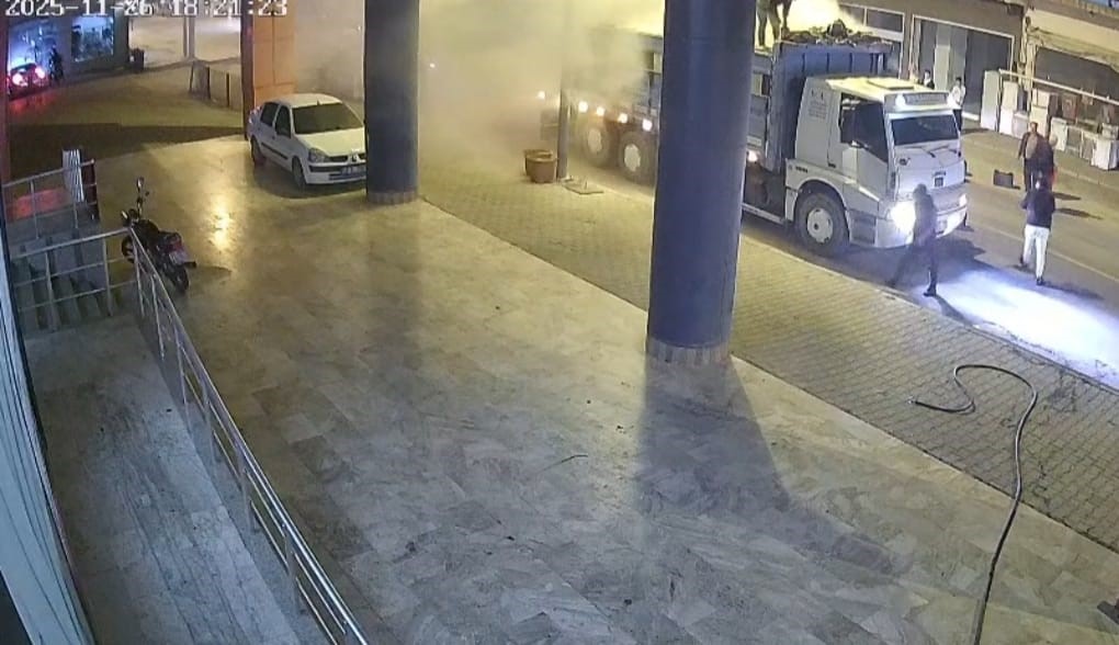 Seyir halindeki kamyonun kasası alev aldı