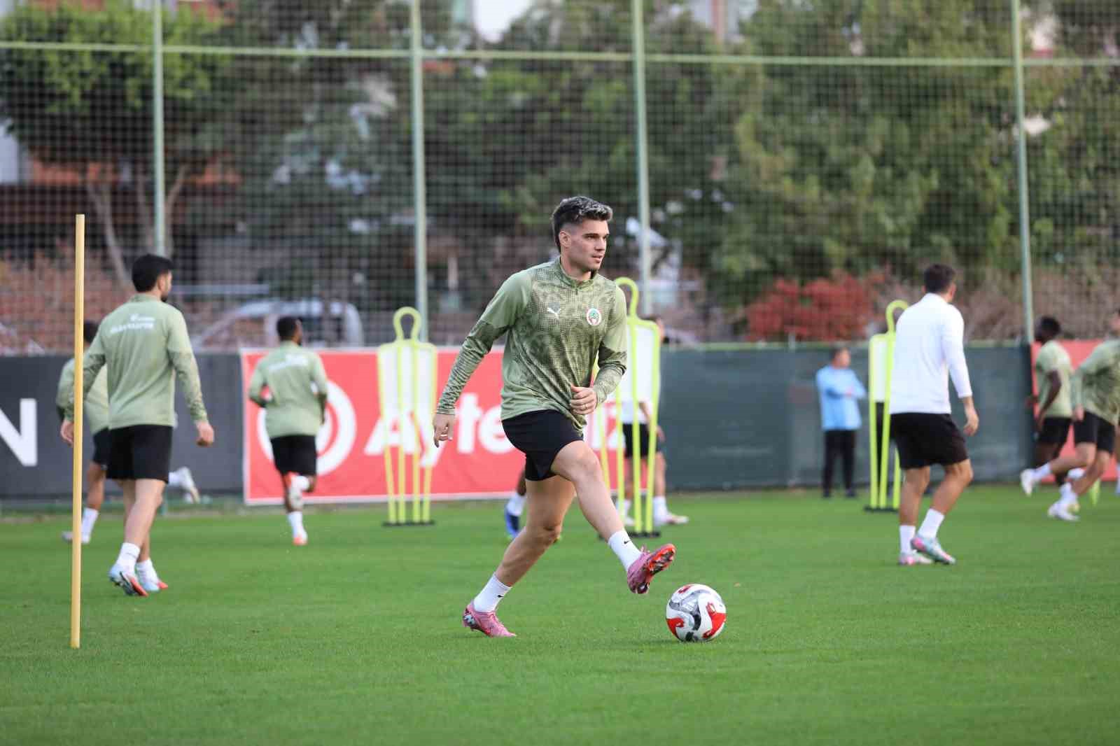 Alanyaspor, Samsunspor ma&ccedil;ı hazırlıklarına başladı
