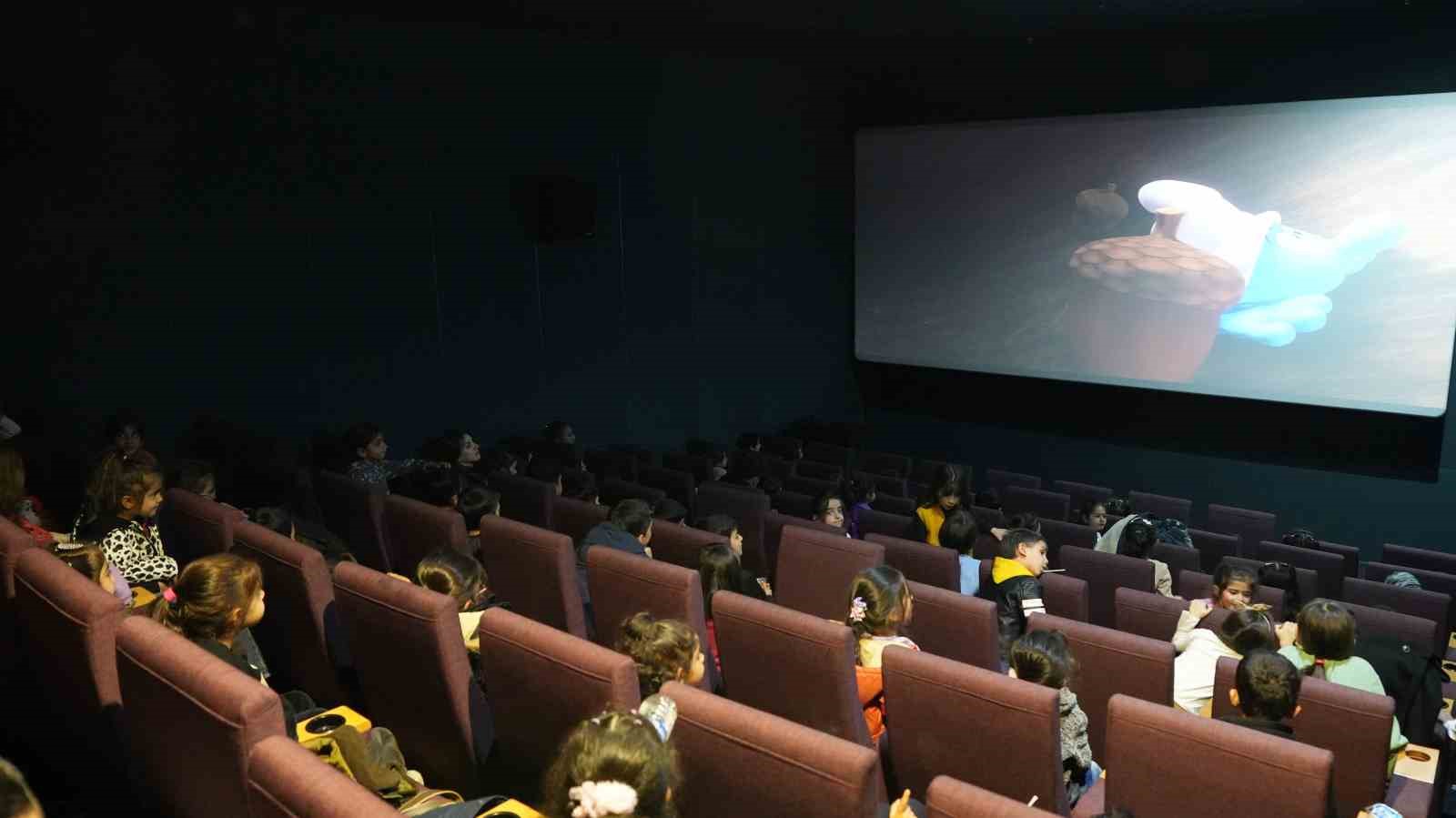 Kadınlar için film gösterimi
