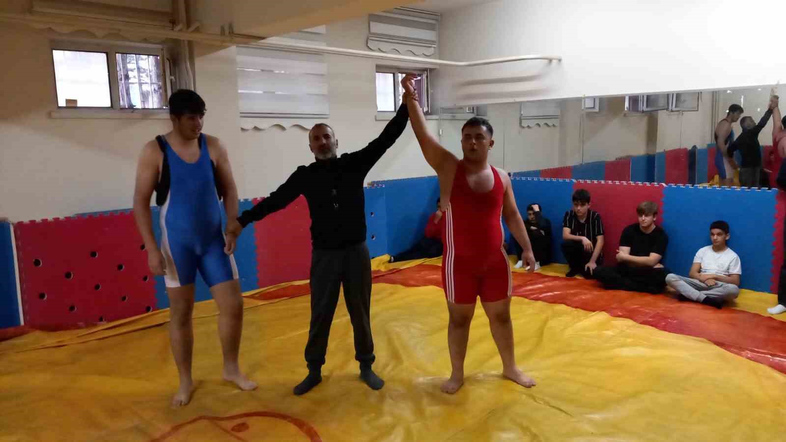 Develi’de liselerarası güreş müsabakaları yapıldı
