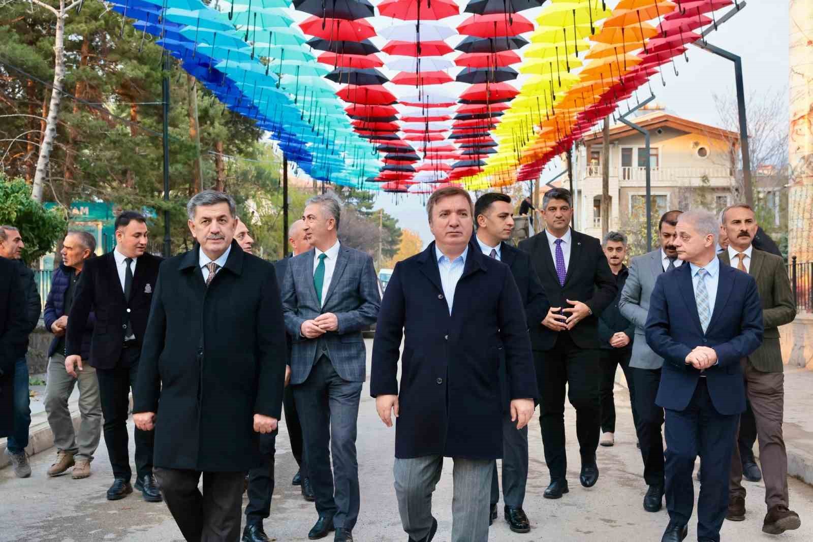 Erzincan’da rengârenk şemsiyelerle kaplanan sokak ilgi görüyor
