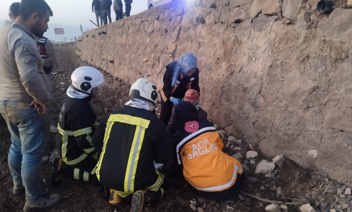 Kırıkhan’da otomobil tarlaya uçtu